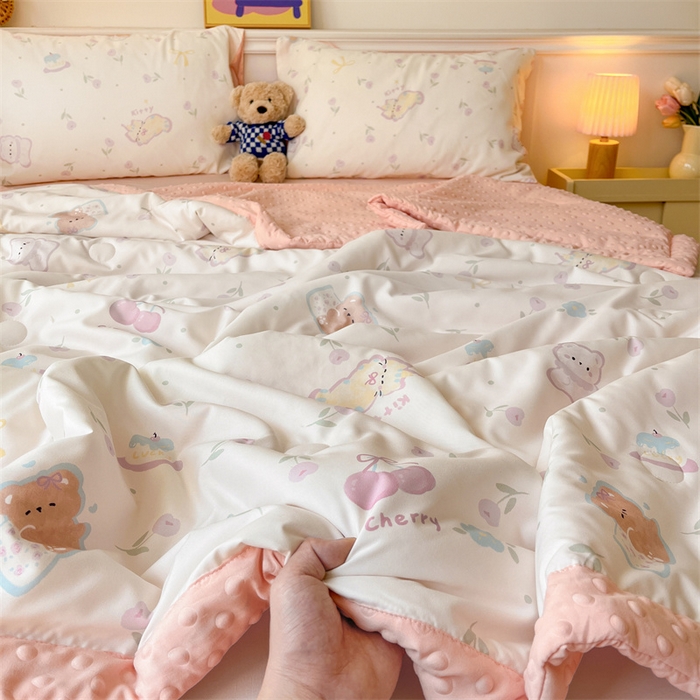 91家纺网 家纺一手货源 找家纺 盛秋家纺 2026新款A类水洗棉豆豆夏被系列 花满天+奶油粉