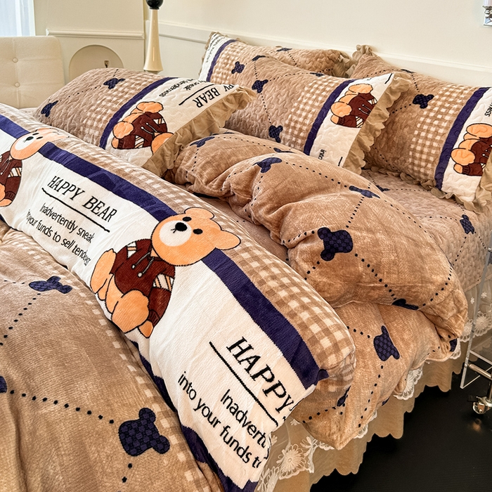 91家纺网 家纺一手货源 找家纺 珍爱家纺 2025新款冬季加厚夹棉保暖牛奶绒蕾丝花边床盖床裙单件三件套双人四件套 宝贝熊