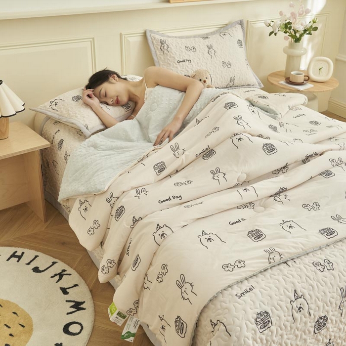 91家纺网 家纺一手货源 找家纺 子由家居 2025新款凉感丝豆豆夏被四件套 凉感豆豆被-小熊博士