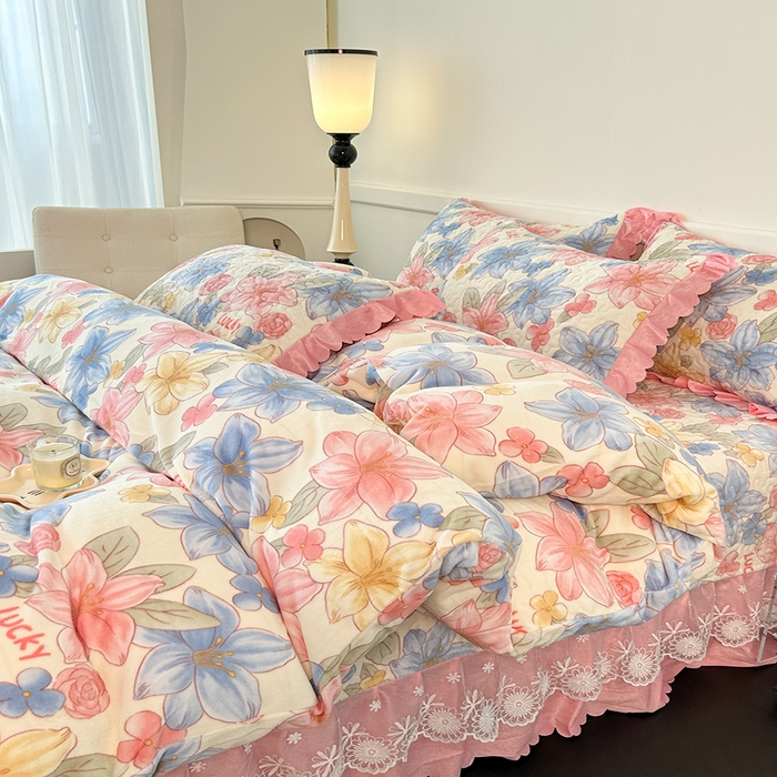 91家纺网 家纺一手货源 找家纺 珍爱家纺 2025新款冬季加厚夹棉保暖牛奶绒蕾丝花边床盖床裙单件三件套双人四件套 花季物语