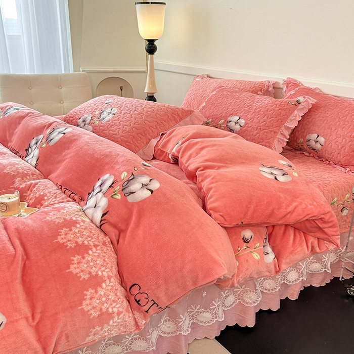 91家纺网 家纺一手货源 找家纺 珍爱家纺 2025新款冬季加厚夹棉保暖牛奶绒蕾丝花边床盖床裙单件三件套双人四件套 木棉花