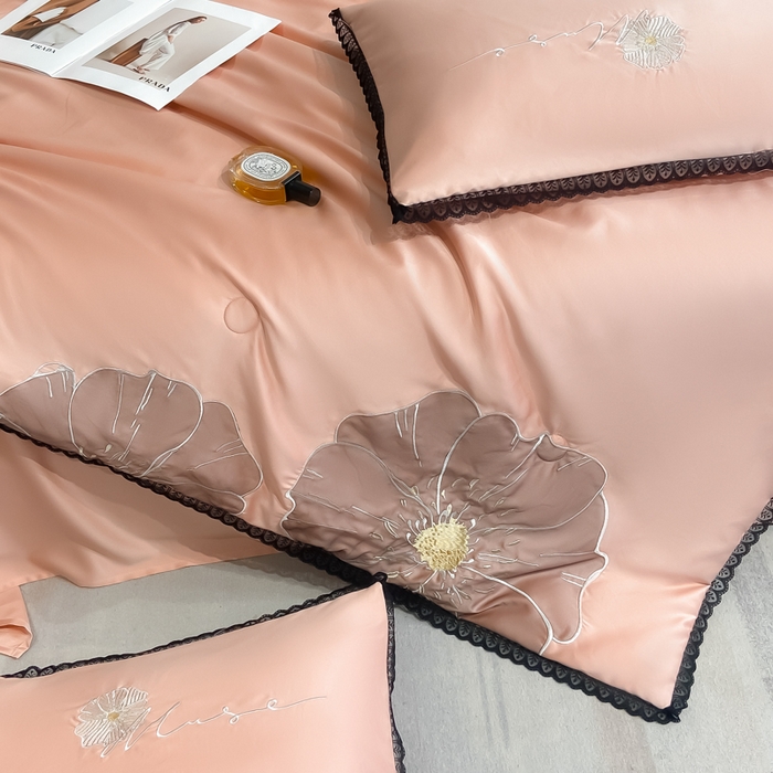 91家纺网 家纺一手货源 找家纺 子由家居 2025新款水洗真丝贴布绣花花边夏被四件套-太阳花 太阳花-浅粉