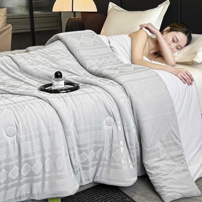 91家纺网 家纺一手货源 找家纺 子由家居 2025新款凉感丝浮雕提花大豆夏被被子被芯 菱形纹-浅灰