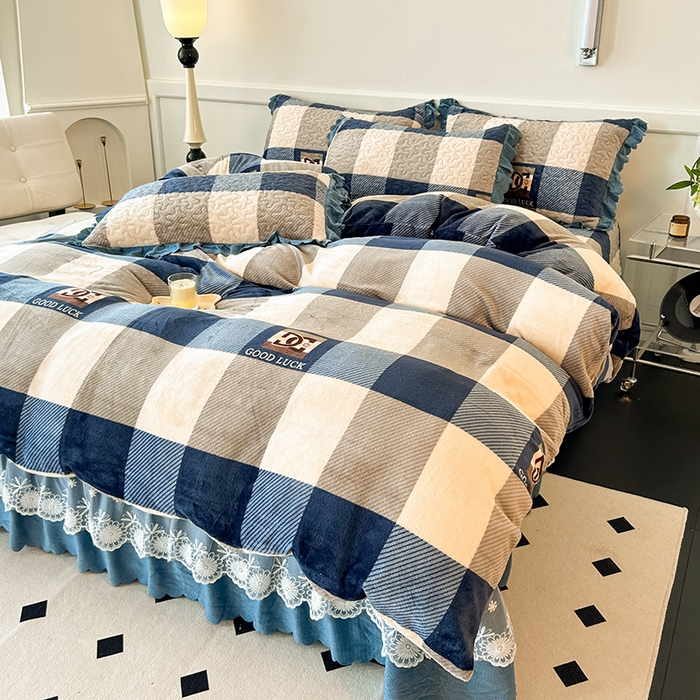 91家纺网 家纺一手货源 找家纺 珍爱家纺 2025新款冬季加厚夹棉保暖牛奶绒蕾丝花边床盖床裙单件三件套双人四件套 蓝大格