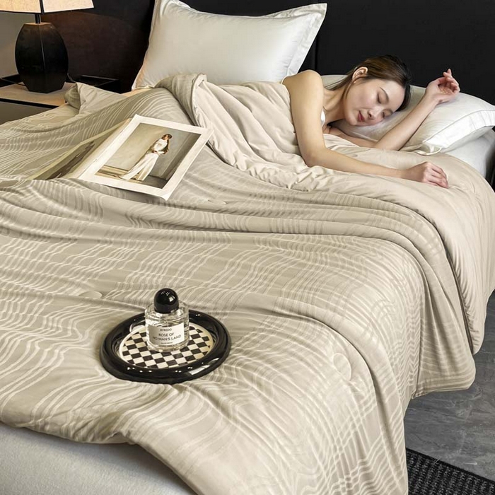 91家纺网 家纺一手货源 找家纺 子由家居 2025新款凉感丝浮雕提花大豆夏被被子被芯 曲线纹-香槟