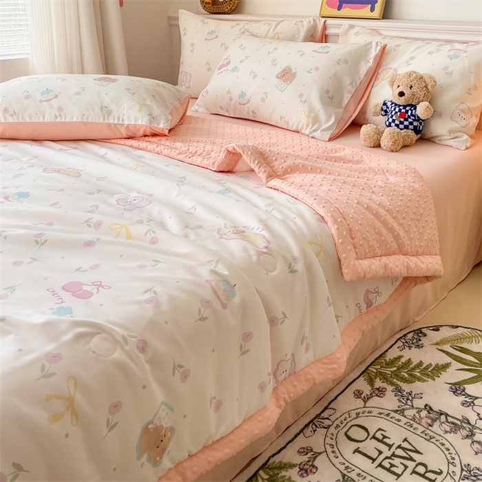 91家纺网 家纺一手货源 找家纺 盛秋家纺 2026新款A类水洗棉豆豆夏被系列 花满天+奶油粉