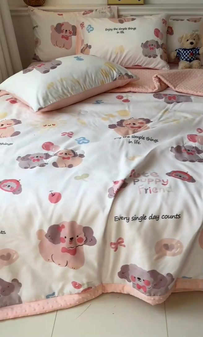 91家纺网 家纺一手货源 找家纺 盛秋家纺 2026新款A类水洗棉豆豆夏被系列 情侣猫+奶油粉