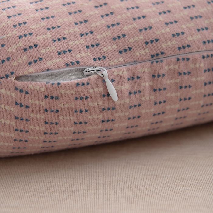 91家纺网 家纺一手货源 找家纺 芯洲 2025年新款荞麦枕年年有鱼水洗棉工艺枕抱枕萌趣枕芯荞麦枕 年年有鱼-海棠粉  24*55cm