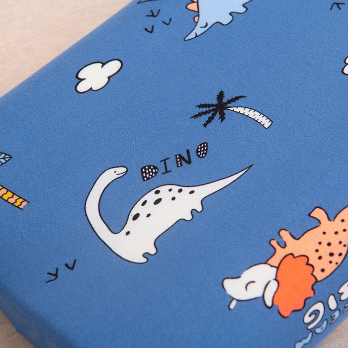 91家纺网 家纺一手货源 找家纺 芯洲 2025新款记忆棉慢回弹卡通牛奶丝记忆枕头 恐龙世界  25*40cm