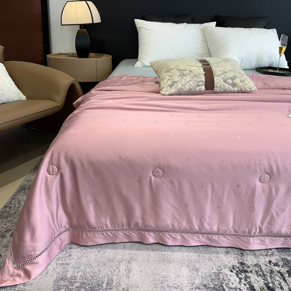 91家纺网 家纺一手货源 找家纺 奈萝家纺 2025新款60S天丝提花夏凉被空调被子被芯 梅子粉