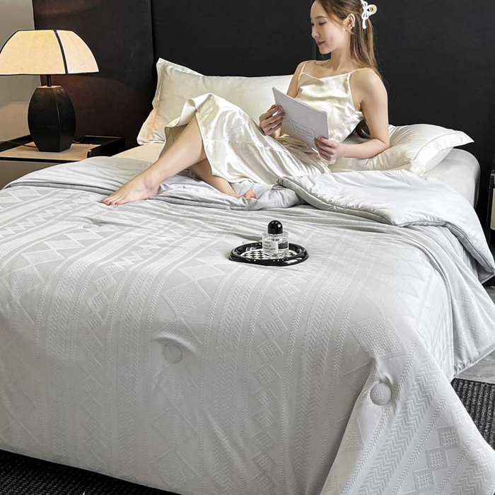 91家纺网 家纺一手货源 找家纺 子由家居 2025新款凉感丝浮雕提花大豆夏被被子被芯 菱形纹-浅灰