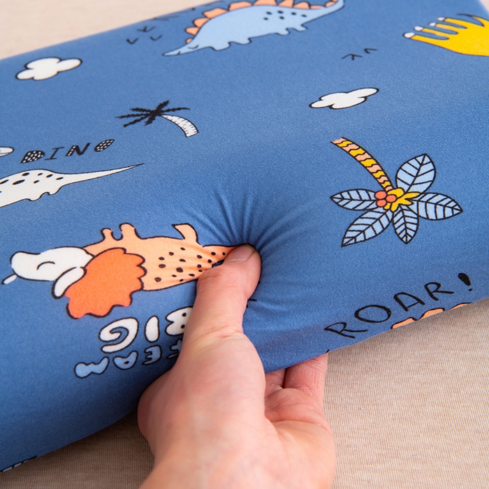 91家纺网 家纺一手货源 找家纺 芯洲 2025新款记忆棉慢回弹卡通牛奶丝记忆枕头 恐龙世界  25*40cm