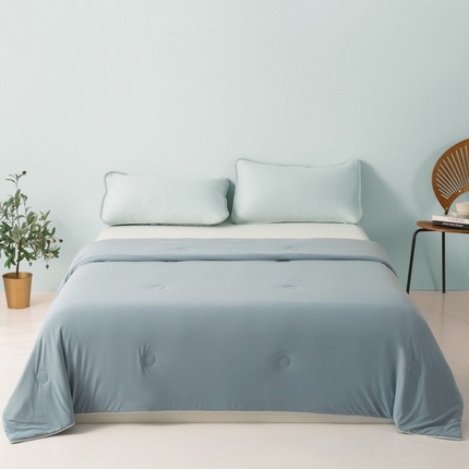 91家纺网 家纺一手货源 找家纺 大世界被王 2025新款纯色锦氨自然凉感丝夏被 蓝灰色