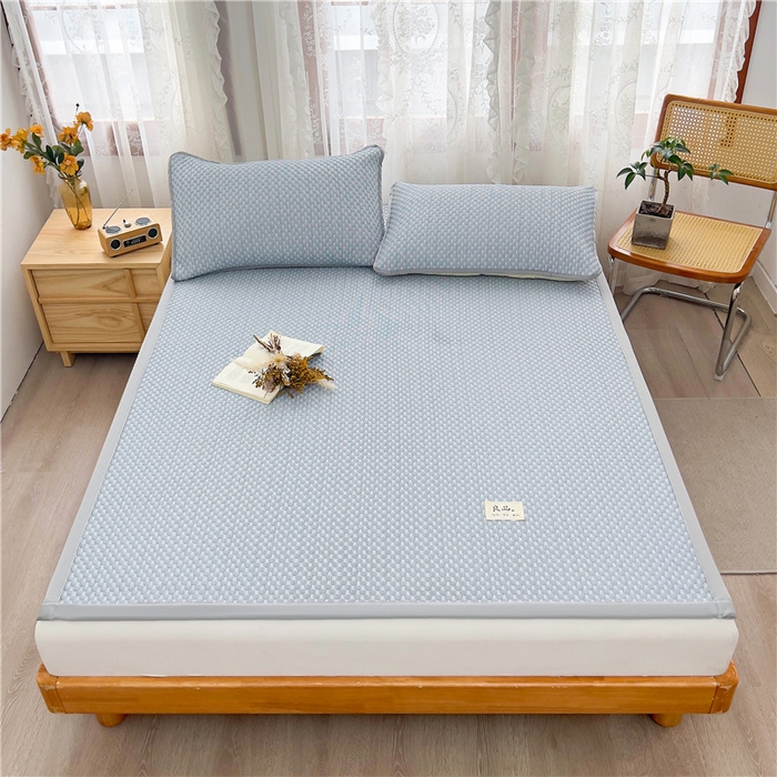 91家纺网 家纺一手货源 找家纺 喜居 2025新款无印风豆豆席宽边平席冰豆豆凉豆豆凉席 夏夜蓝