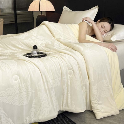 91家纺网 家纺一手货源 找家纺 子由家居 2025新款凉感丝浮雕提花大豆夏被被子被芯 枫叶-米白
