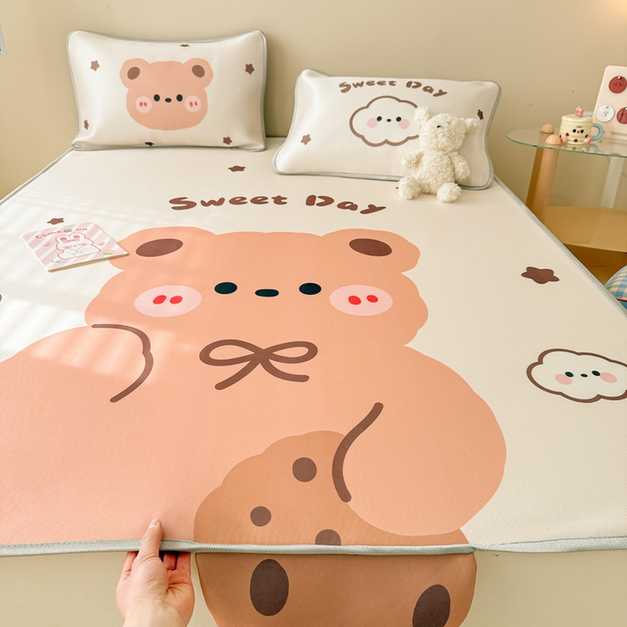 91家纺网 家纺一手货源 找家纺 慕尚家纺 2025新款凉感卡通工艺席 饼干熊