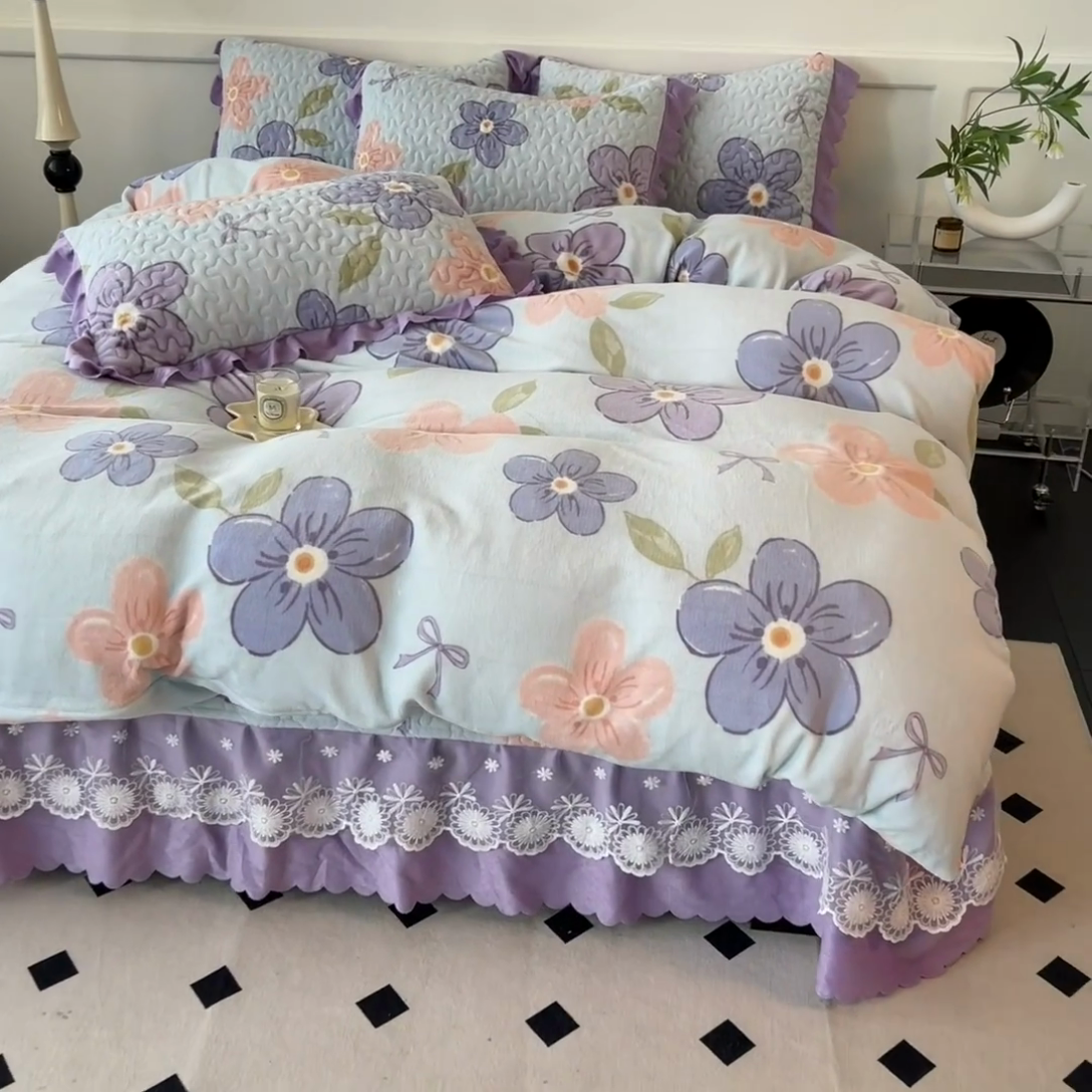 91家纺网 家纺一手货源 找家纺 珍爱家纺 2025新款冬季加厚夹棉保暖牛奶绒蕾丝花边床盖床裙单件三件套双人四件套 梦境花园