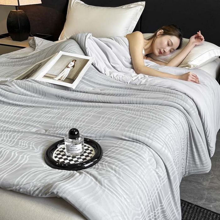 91家纺网 家纺一手货源 找家纺 子由家居 2025新款凉感丝浮雕提花大豆夏被被子被芯 曲线纹-浅灰