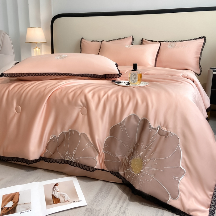 91家纺网 家纺一手货源 找家纺 子由家居 2025新款水洗真丝贴布绣花花边夏被四件套-太阳花 太阳花-浅粉