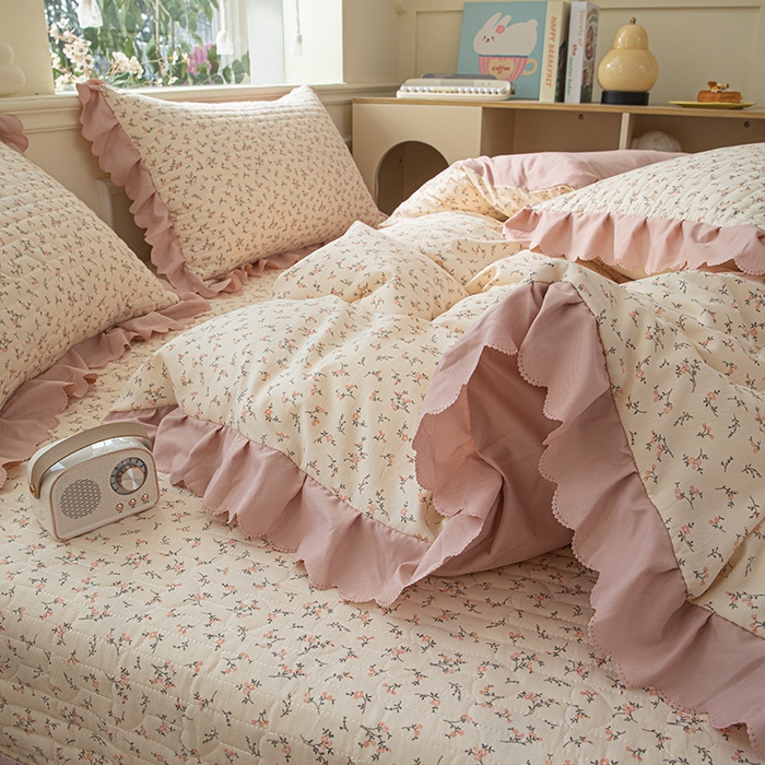 91家纺网 家纺一手货源 找家纺 珍爱家纺 2025新款A类针织棉双层纱夹棉床盖床裙花边单件三件四件套 倾梦