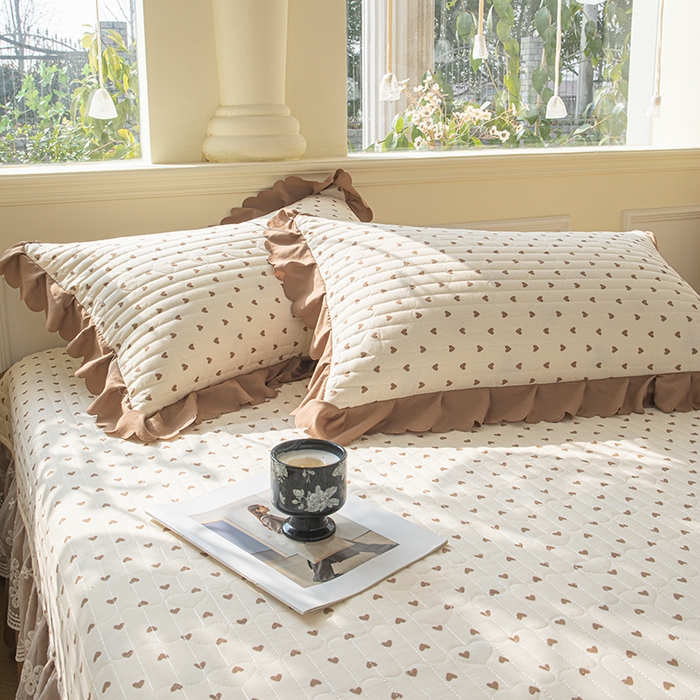 91家纺网 家纺一手货源 找家纺 珍爱家纺 2025新款A类针织棉双层纱夹棉床盖床裙花边单件三件四件套 小心心咖