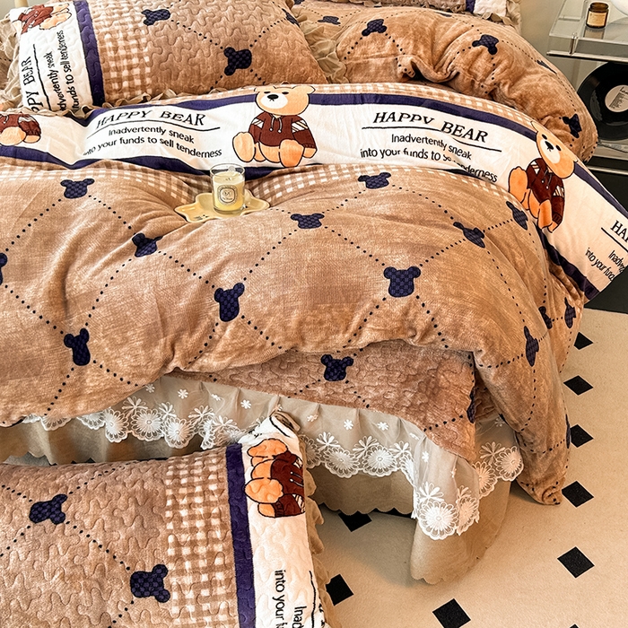 91家纺网 家纺一手货源 找家纺 珍爱家纺 2025新款冬季加厚夹棉保暖牛奶绒蕾丝花边床盖床裙单件三件套双人四件套 宝贝熊