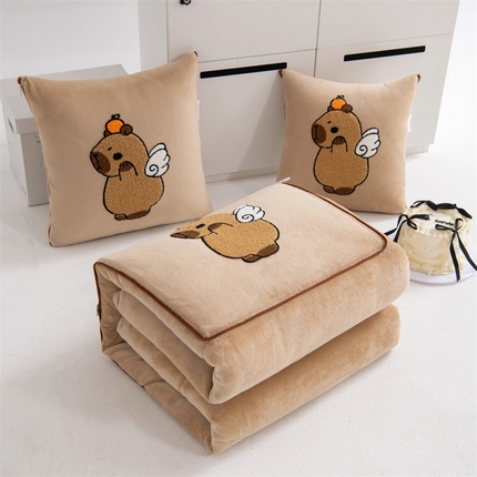 91家纺网 家纺一手货源 找家纺 宝马家纺（原梦童画）2025新款卡皮巴拉牛奶绒毛巾绣抱枕被 浅咖色