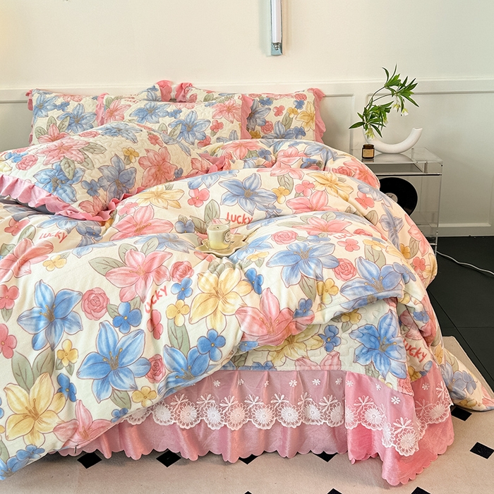 91家纺网 家纺一手货源 找家纺 珍爱家纺 2025新款冬季加厚夹棉保暖牛奶绒蕾丝花边床盖床裙单件三件套双人四件套 花季物语