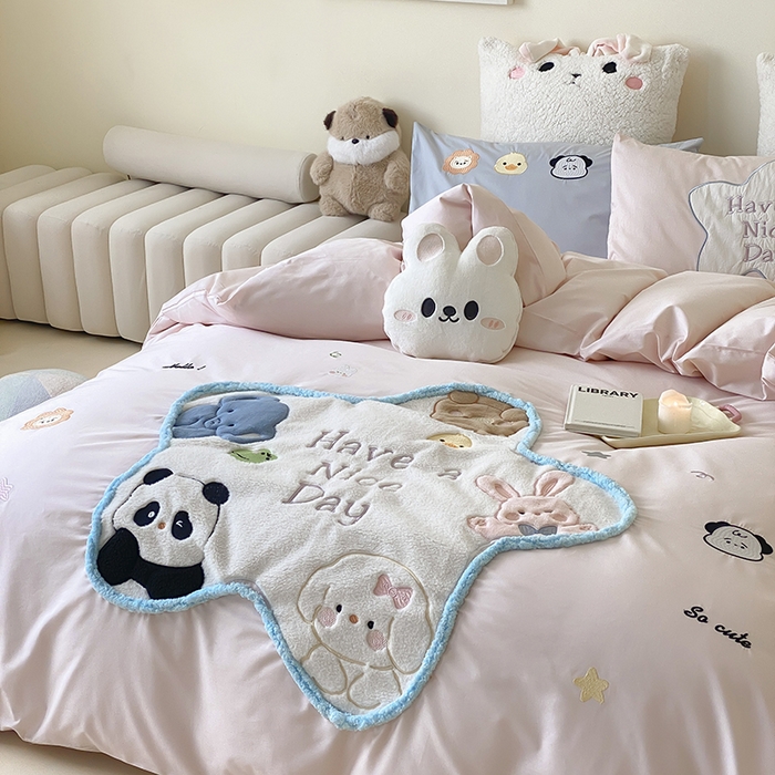 91家纺网 家纺一手货源 找家纺 （总）星野 2025新款40支斜纹全棉精致刺绣四件套-可爱小站(送抱枕)