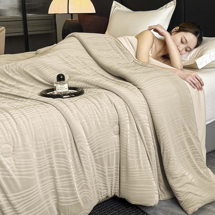 91家纺网 家纺一手货源 找家纺 子由家居 2025新款凉感丝浮雕提花大豆夏被被子被芯 曲线纹-香槟