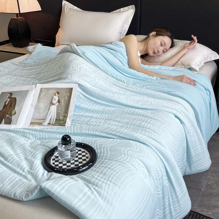 91家纺网 家纺一手货源 找家纺 子由家居 2025新款凉感丝浮雕提花大豆夏被被子被芯 曲线纹-天蓝