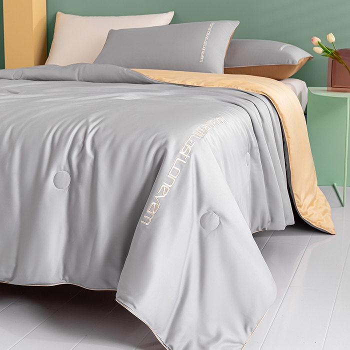 91家纺网 家纺一手货源 找家纺 子由家居 2025新款水洗真丝轻奢绣花系列夏被四件套 轻奢绣花-浅灰