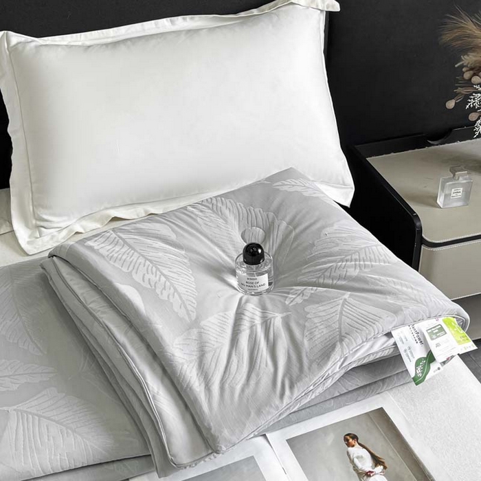 91家纺网 家纺一手货源 找家纺 子由家居 2025新款凉感丝浮雕提花大豆夏被被子被芯 枫叶-浅灰