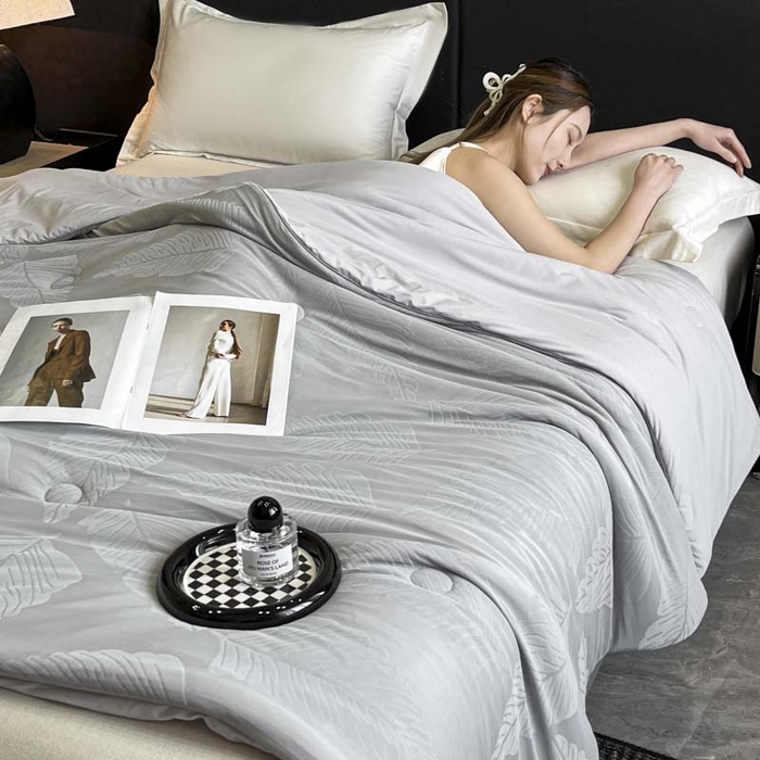 91家纺网 家纺一手货源 找家纺 子由家居 2025新款凉感丝浮雕提花大豆夏被被子被芯 枫叶-浅灰