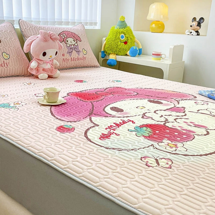 91家纺网 家纺一手货源 找家纺 米帛家纺2025新款大版三丽鸥乳胶凉席-绑带款 草莓美乐蒂