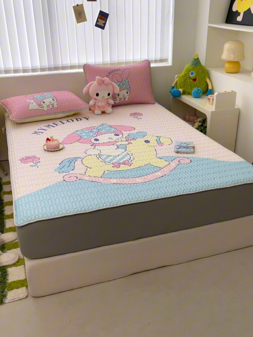 91家纺网 家纺一手货源 找家纺 米帛家纺2025新款大版三丽鸥乳胶凉席-绑带款 木马美乐蒂