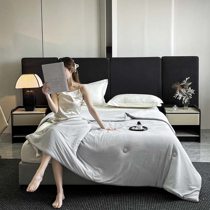 91家纺网 家纺一手货源 找家纺 子由家居 2025新款凉感丝浮雕提花大豆夏被被子被芯 枫叶-浅灰