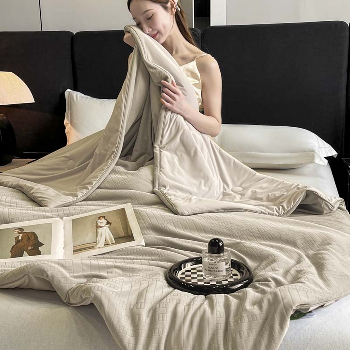 91家纺网 家纺一手货源 找家纺 子由家居 2025新款凉感丝浮雕提花大豆夏被被子被芯 经典格-香槟