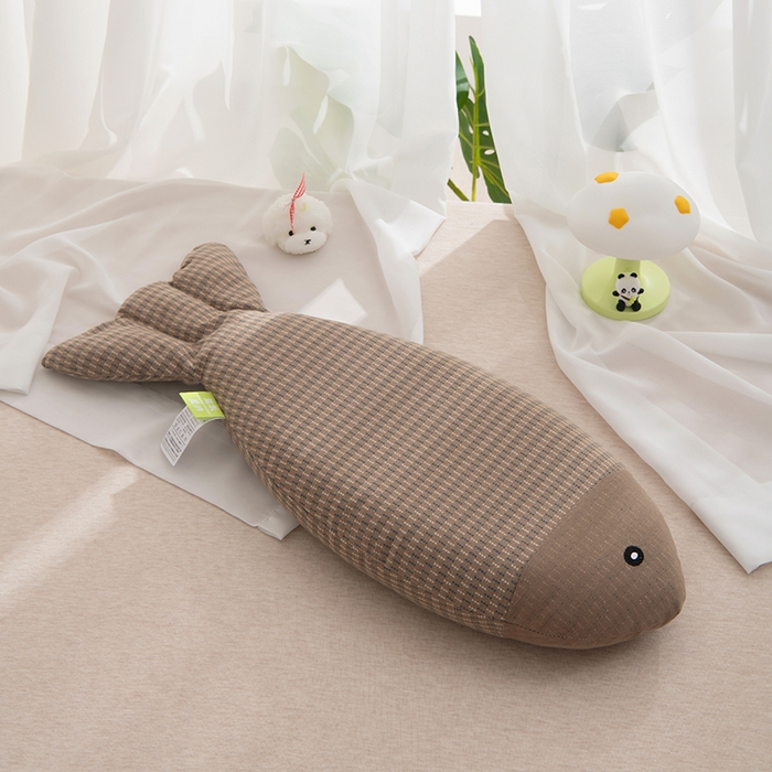 91家纺网 家纺一手货源 找家纺 芯洲 2025年新款荞麦枕年年有鱼水洗棉工艺枕抱枕萌趣枕芯荞麦枕 年年有鱼-爵士咖  24*55cm