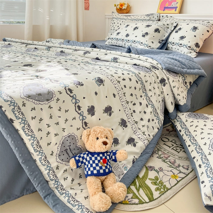 91家纺网 家纺一手货源 找家纺 盛秋家纺 2026新款A类水洗棉豆豆夏被系列 着迷+蓝灰