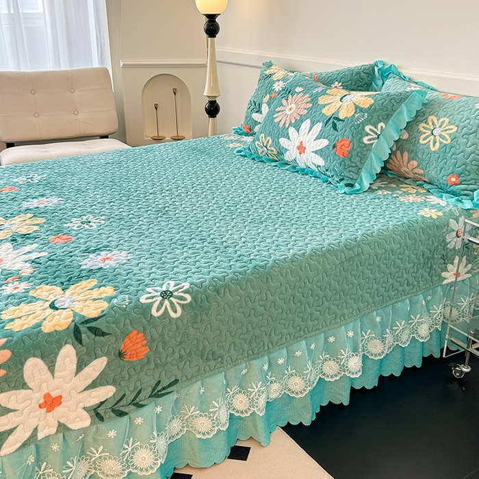 91家纺网 家纺一手货源 找家纺 珍爱家纺 2025新款冬季加厚夹棉保暖牛奶绒蕾丝花边床盖床裙单件三件套双人四件套 花颜绽放