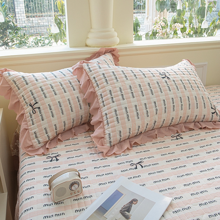 91家纺网 家纺一手货源 找家纺 珍爱家纺 2025新款A类针织棉双层纱夹棉床盖床裙花边单件三件四件套 min-粉