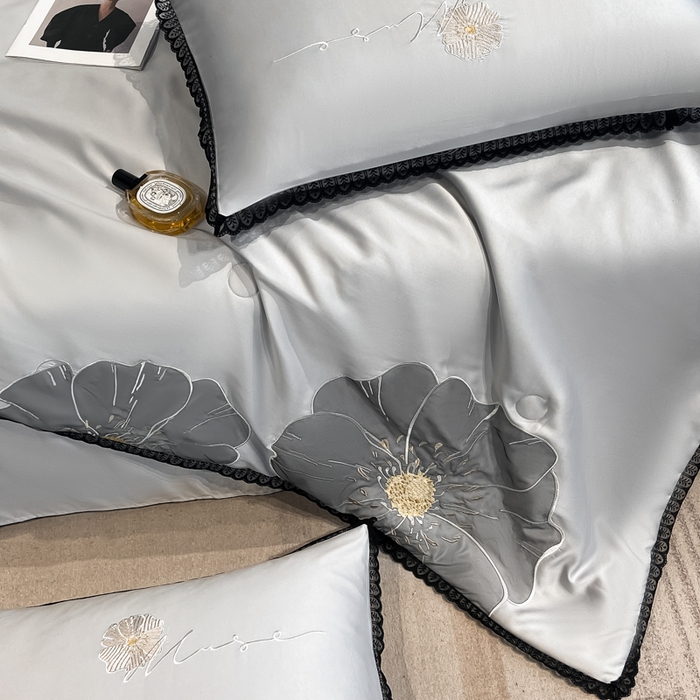 91家纺网 家纺一手货源 找家纺 子由家居 2025新款水洗真丝贴布绣花花边夏被四件套-太阳花 太阳花-浅灰