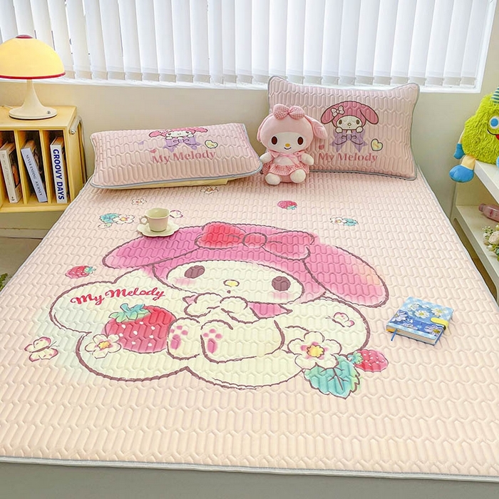 91家纺网 家纺一手货源 找家纺 米帛家纺2025新款大版三丽鸥乳胶凉席-绑带款 草莓美乐蒂