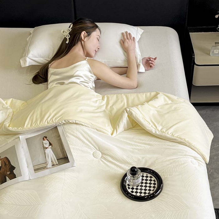 91家纺网 家纺一手货源 找家纺 子由家居 2025新款凉感丝浮雕提花大豆夏被被子被芯 枫叶-米白