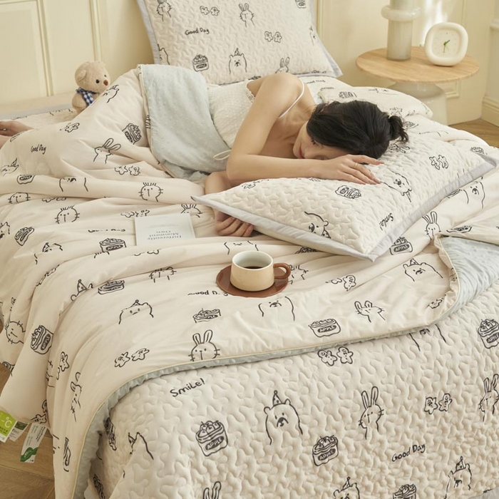 91家纺网 家纺一手货源 找家纺 子由家居 2025新款凉感丝豆豆夏被四件套 凉感豆豆被-小熊博士