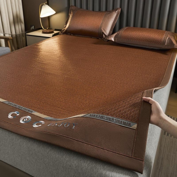 91家纺网 家纺一手货源 找家纺 鑫琪莱家纺 2025新款PE雪藤刺绣工艺款凉席典雅贡藤-咖