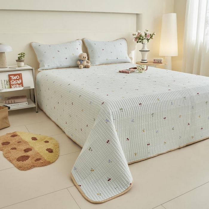 91家纺网 家纺一手货源 找家纺 子由家居 2025新款纯棉印花夹棉床盖 纯棉床盖-方格樱桃