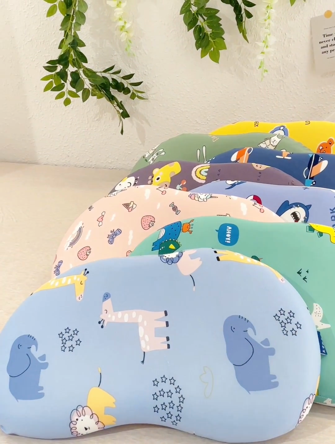 91家纺网 家纺一手货源 找家纺 芯洲 2025年新款猫肚皮枕芯慢回弹牛奶丝卡通记忆枕头 蓝 绿 黄 粉 咖 随机花型颜色可选  30*50cm