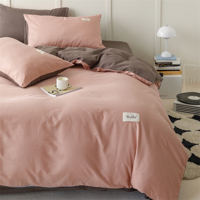 91家纺网 家纺一手货源 找家纺 798家纺 2026新款全棉13070纯色双拼系列四件套场景一 豆沙+深灰